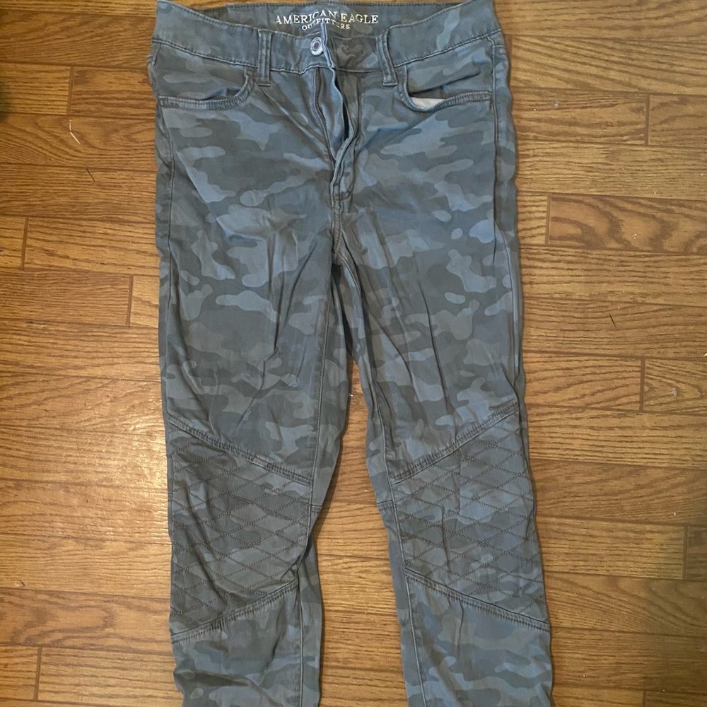 American Eagle cropped camo